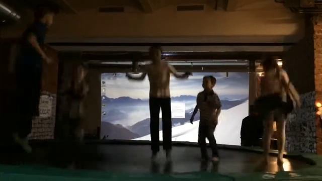 Батут и дети (2) смотреть онлайн