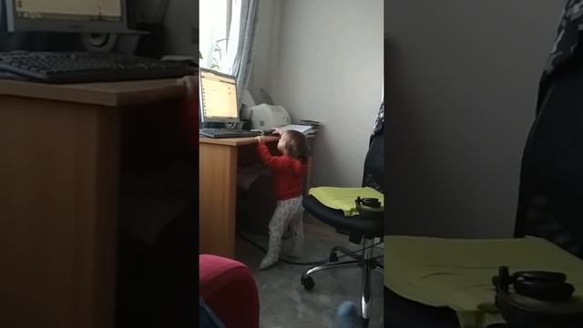 Ребенок за компьютером. смотреть онлайн