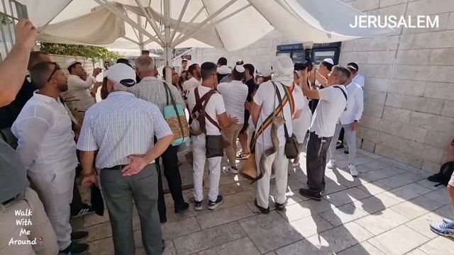 BEAUTIFUL BAR MITZVAH CELEBRATION AT THE KOTEL | JERUSALEM | ISRAEL | WALK TOUR VIDEO смотреть онлайн