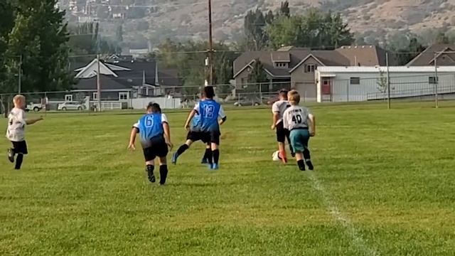 AMAZING PASS SETS UP SOCCER GOAL!! смотреть онлайн