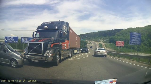 ДТП тягач Volvo со зверскими тормозами ::Crash:: Volvo Truck with amazing brakes смотреть онлайн
