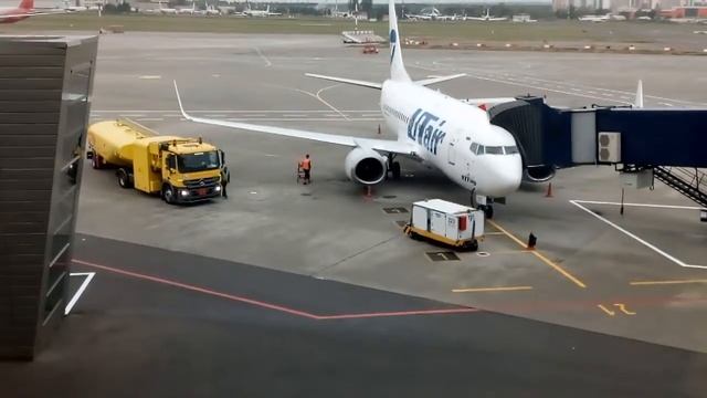 Заправка самолёта топливом Ютэйр Боинг 737-800 смотреть онлайн