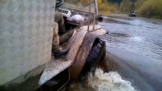 Самоделка на ободрышах Урала и багги POLARIS по таёжным рекам смотреть онлайн