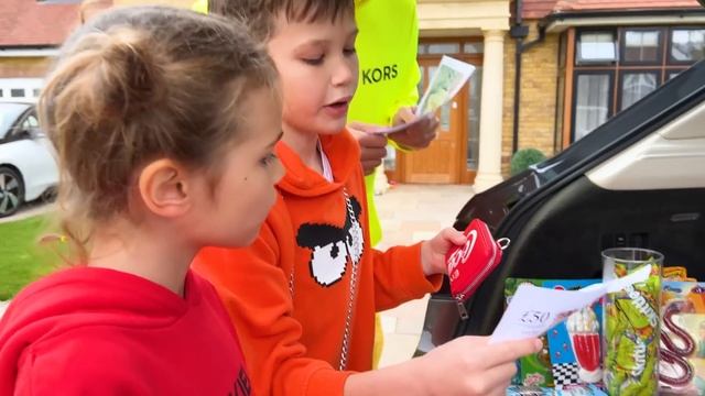 Папа открыл магазин сладостей в своем Бентли смотреть онлайн