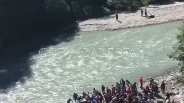 Машина упала с обрыва в реку в Тляратинском районе, один человек погиб смотреть онлайн
