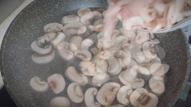 炒蘑菇时，切记不要直接下锅，多加一步，鲜嫩爽滑又下饭比肉还香。家常菜小炒蘑菇，酒店菜小炒口蘑。白蘑菇怎么炒？口蘑炒肉片的做法？五花肉怎么炒？白蘑菇要不要焯水。蘑菇好吃有技巧，调味的料汁做法，下酒又下 смотреть онлайн