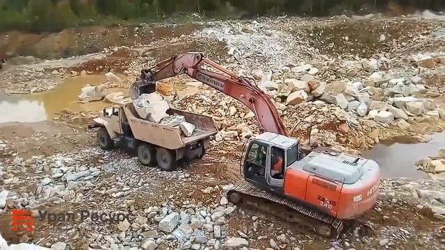 Погрузка негабаритной мраморной породы компании Урал Ресурс смотреть онлайн