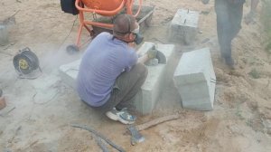 Как сломать блок ФБС при помощи болгарки, топора и кувалды