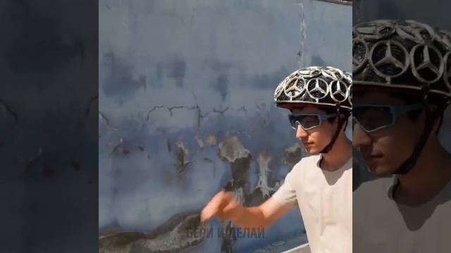 Реалистичный LEGO-шлем, созданный из строительной пены