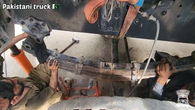 Rear Leaf Spring Repairing | Broken springs | & Amazing Fitting process | PKD 411 truck Front sprin смотреть онлайн