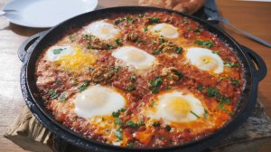 Этот завтрак точно повторишь. Яичница по-грузински в сковороде.