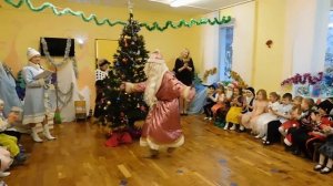 Дед Мороз зажигает на утреннике в детском саду