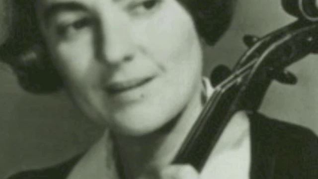 Lillian Fuchs plays the Prelude from Bach's 6th Cello Suite on the viola (in original key) смотреть онлайн