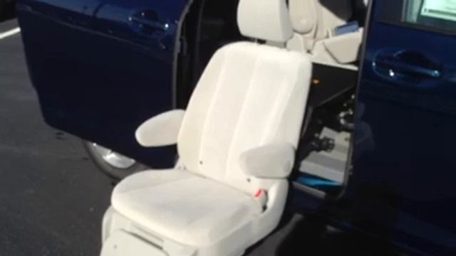 2012 Toyota Sienna LE w/ Auto Access Seat смотреть онлайн