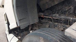 DAF 105. Меняю масло в двигателе и в коробке с помощью насоса