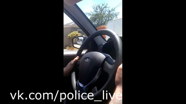 Маленький полицейский остановил настоящих