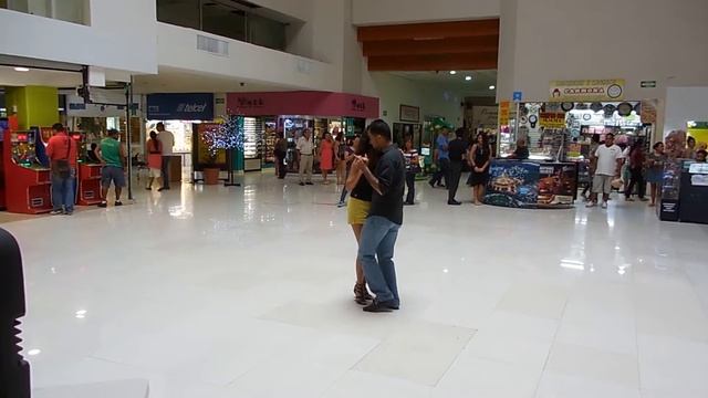 KIZOMBA Soha Mil Pasos by Ixel Ramirez & Mauricio en Plaza Caracol смотреть онлайн