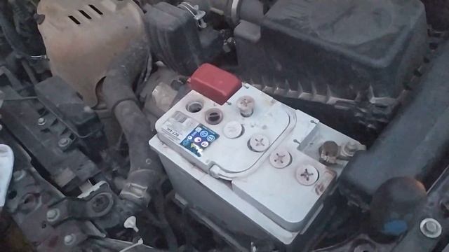 Доливаем дистиллированную воду в аккумулятор смотреть онлайн