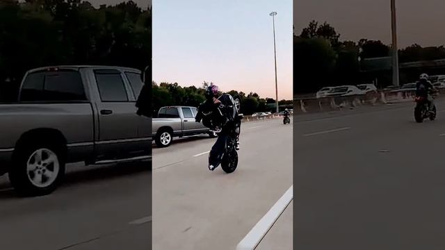 классный трюк девушки на мотоциклах?✨ смотреть онлайн