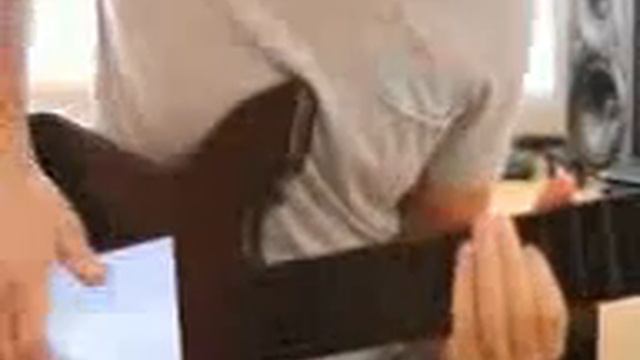 чувак на чёткой гитаре смотреть онлайн