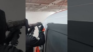 Нанесение герметик в стык между деталями, после замены центрального полотна на левой стороне авто.