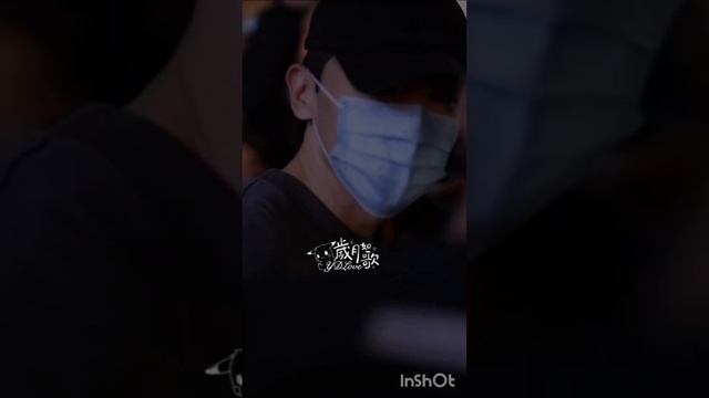 Дэн Лунь 251023 рано ушел с работы и отправился с друзьями в свой ресторан для стрима во время ужин смотреть онлайн