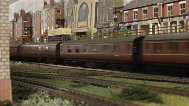 Hornby R3555 - 'Sir William A. Stanier F.R.S' Princess Coronation Class 4-6-2 смотреть онлайн
