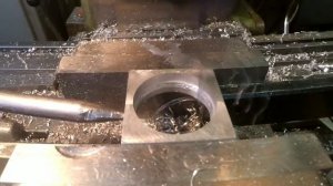 Расстачиваем отверстие расточной головкой на фрезерном станке