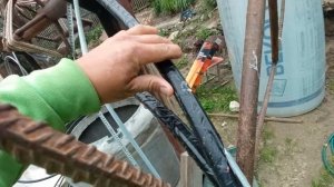 Колодец своими руками. Протянули ПНД-трубу для подачи воды в дом.