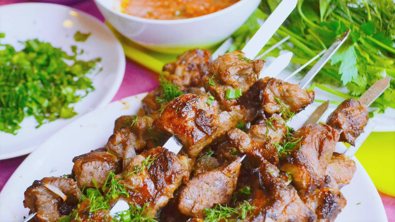 Как приготовить знаменитый Шашлык ПО-КАРСКИ / Классический рецепт и вариант приготовления из Свинины смотреть онлайн