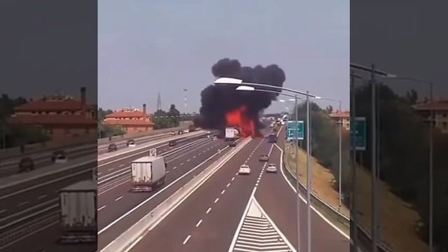 An #LPG #tanktruck #explosion in Wenling, China Causes Deaths and Injuries смотреть онлайн