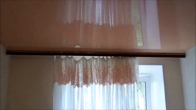 Двухуровневый натяжной потолок в Детской Персиковый глянцевый и Белый сатиновый Lackfolie