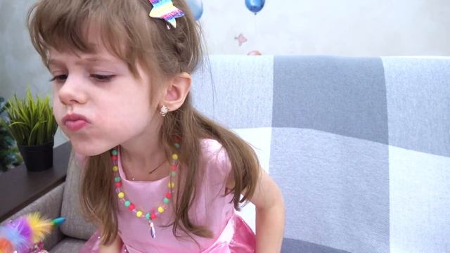 Ева и мама играют с куклами