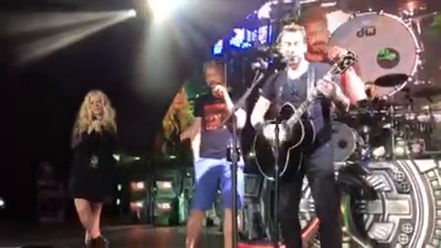 Nickelback Rockstar with Avril Lavine at The Greek смотреть онлайн