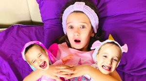 Полина и Даша играют в игрушки