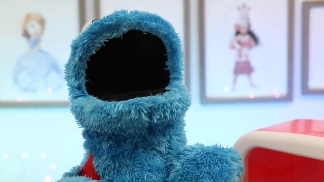Learn Colors Feeding Sesame Street Cookie Monster Sweet Treats with Toy Microwave! смотреть онлайн