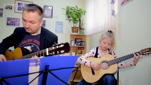 Уроки игры на гитаре Харьков (0633448900) Милена учится играть в ансамбле на гитаре смотреть онлайн