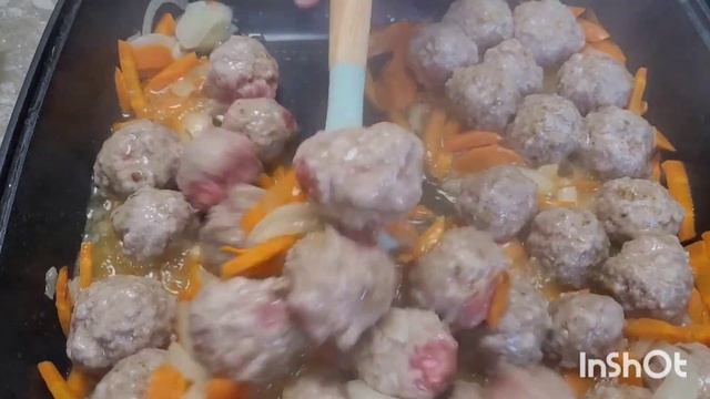 Шикарный обед-гречка со сметаной, овощами и нежными фрикадельками.#гречкафрикадельки смотреть онлайн