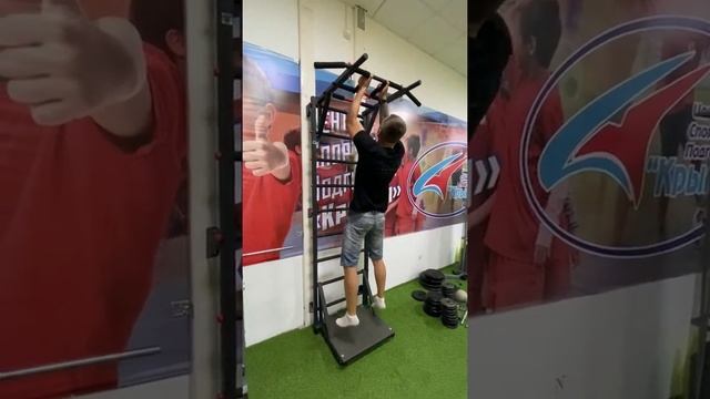 Подтягивания на турнике-рукоходе Ferrumforce - демонстрирует руководитель клуба Спарта смотреть онлайн