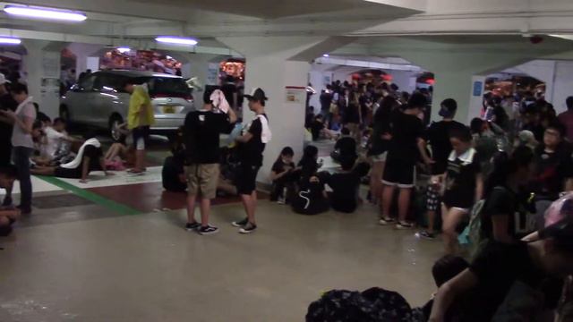 [Raw footage] 20140930 Umbrella Revolution - Protestors taking shelter in a carpark during rain смотреть онлайн