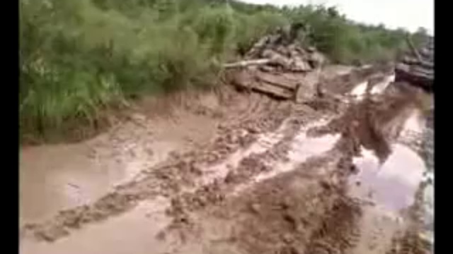 Танк Т-90 в грязи