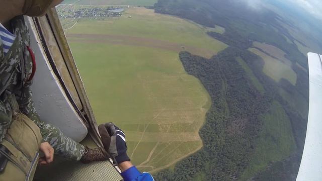 Тренировочный прыжок с оружием