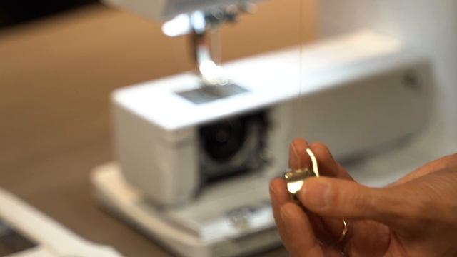 Заправляем нитки в швейную машинку / ПОШАГОВАЯ инструкция смотреть онлайн