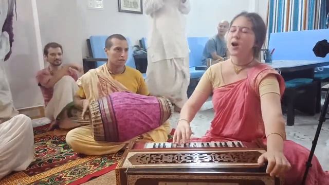 Sri Damodarashtaka and Hare Krishna Kirtan Anuradha Radha Madhava Sri Dham Mayapur смотреть онлайн