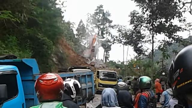Widening the Road Before Climbing Halimun Garut West Java Indonesia смотреть онлайн