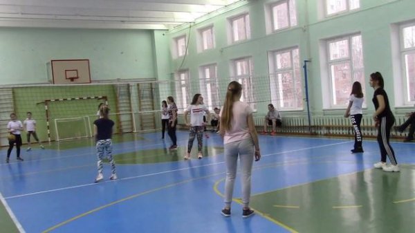 Игра в волейбол школы 1519 и 1900