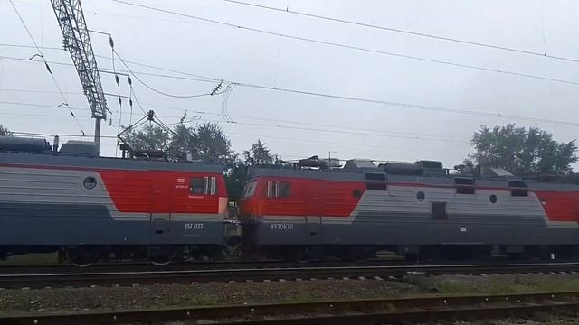 ЭП1-105. ЭП1-062. В холодном состоянии. Идут на юг с пассажирским поездом. Голиковка. Петрозаводск смотреть онлайн