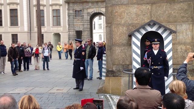 Прага 02.11.14. Развод караула в президентском дворце. смотреть онлайн