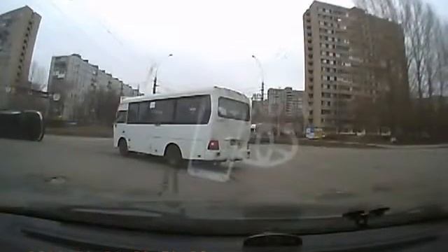 Маршрутка снесла Land Crusier в Тольятти смотреть онлайн