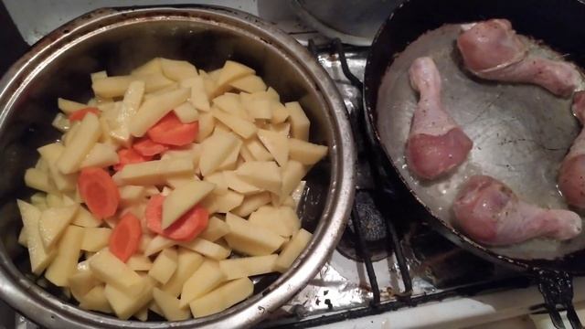Картошка с тушёнкой. Жаренные ножки. Наш ужин с сыном . смотреть онлайн